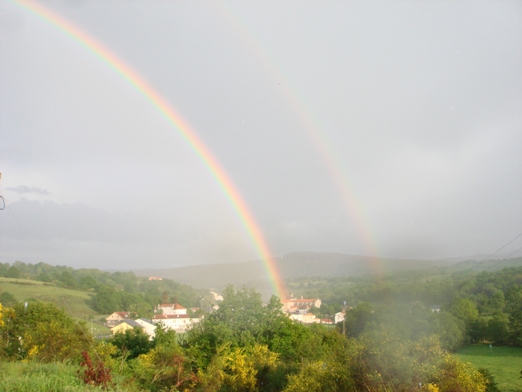 Día de sol e choiva en Montederramo co Arco Iris